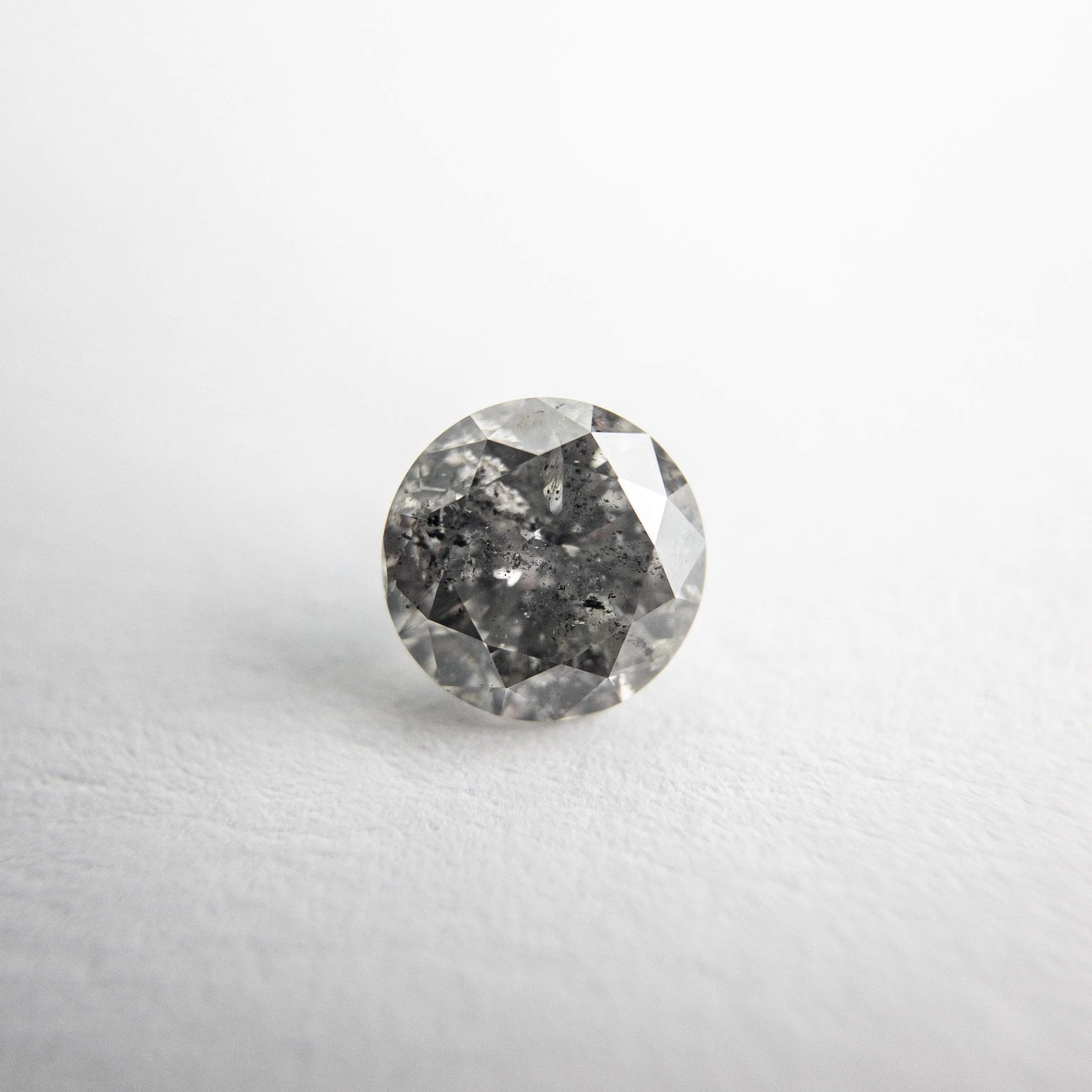 0.68ct 5.54x5.50x3.38mm Round Brilliant 18118-12 hold d928