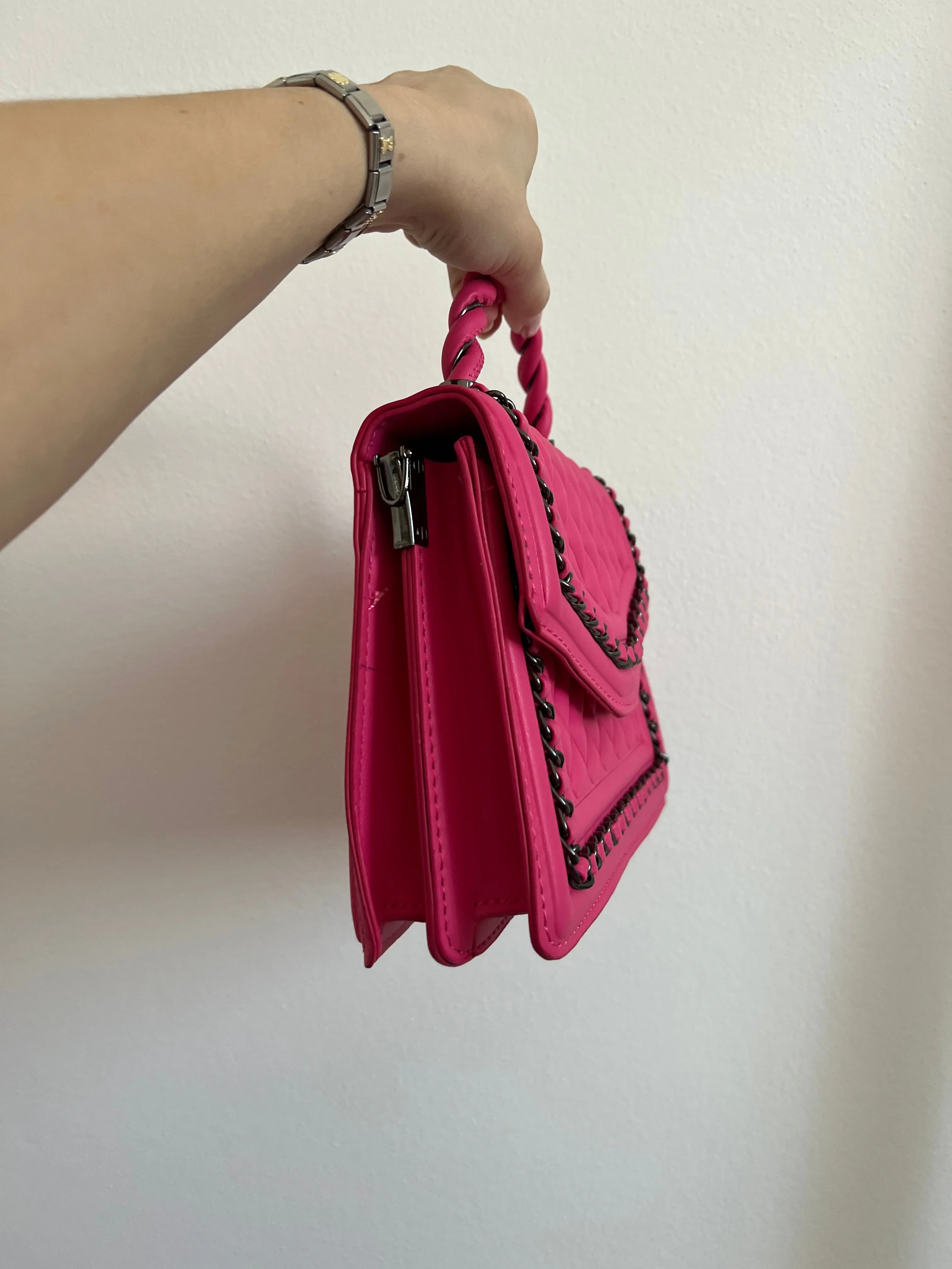 Borsa a mano fucsia effetto intrecciato con catenina