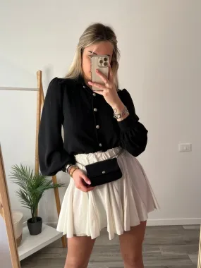 Camicia nera con borsetta a tracolla abbinata