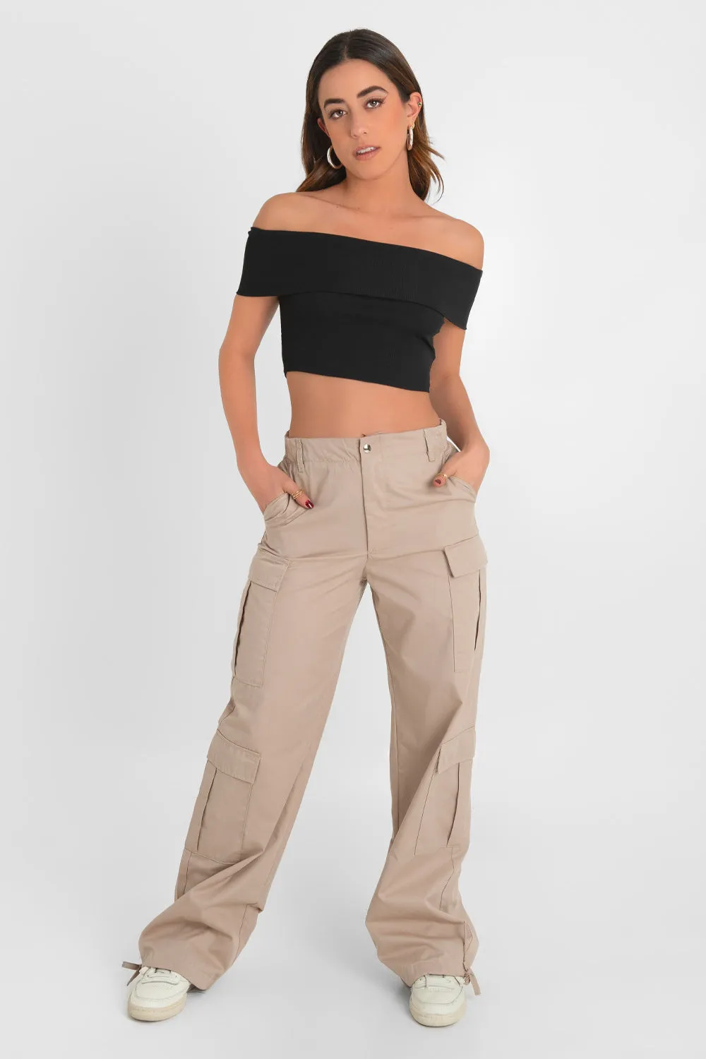 Crop top ajustado de hombros descubiertos