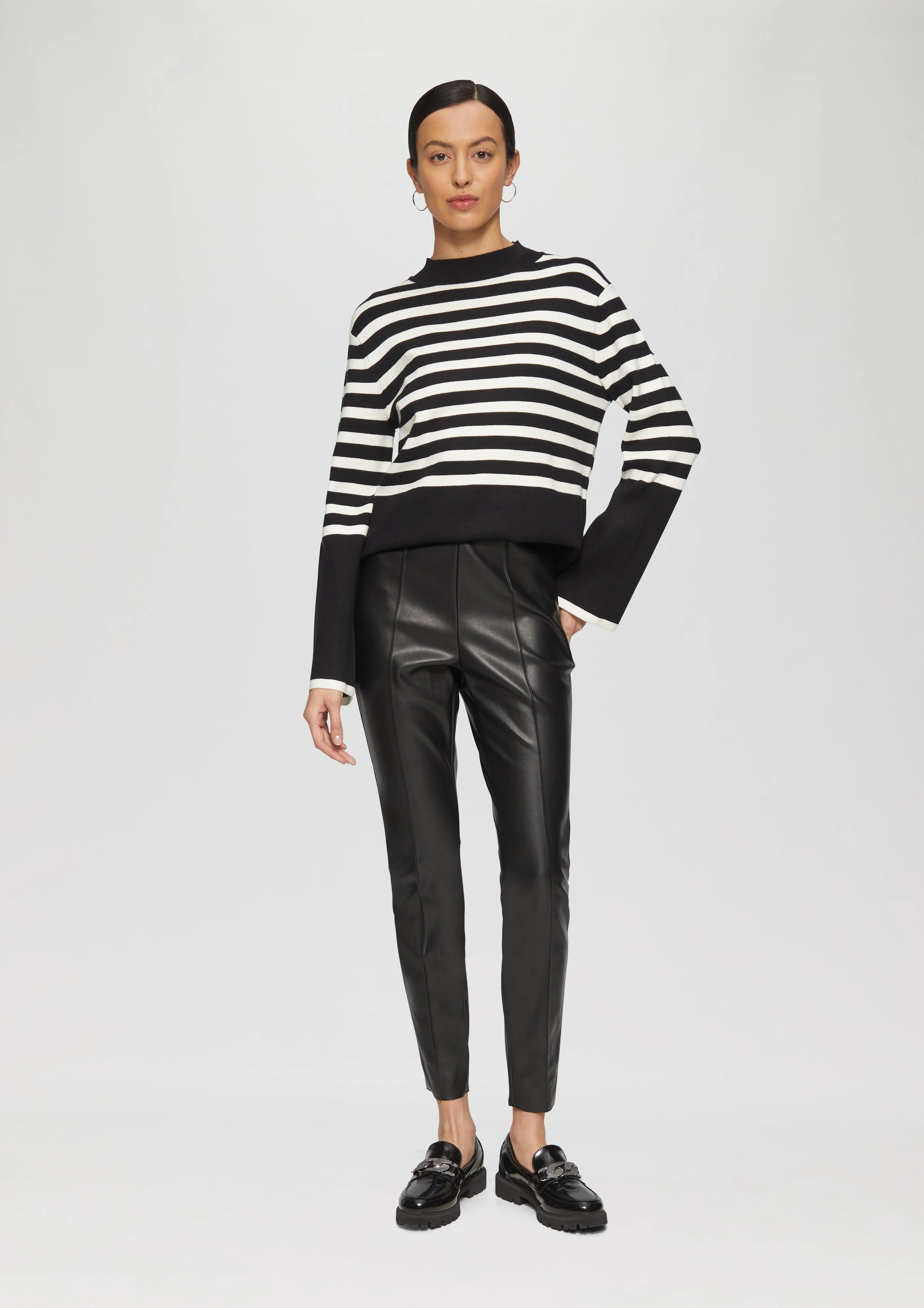 Extra slim fit: Faux leather leggings