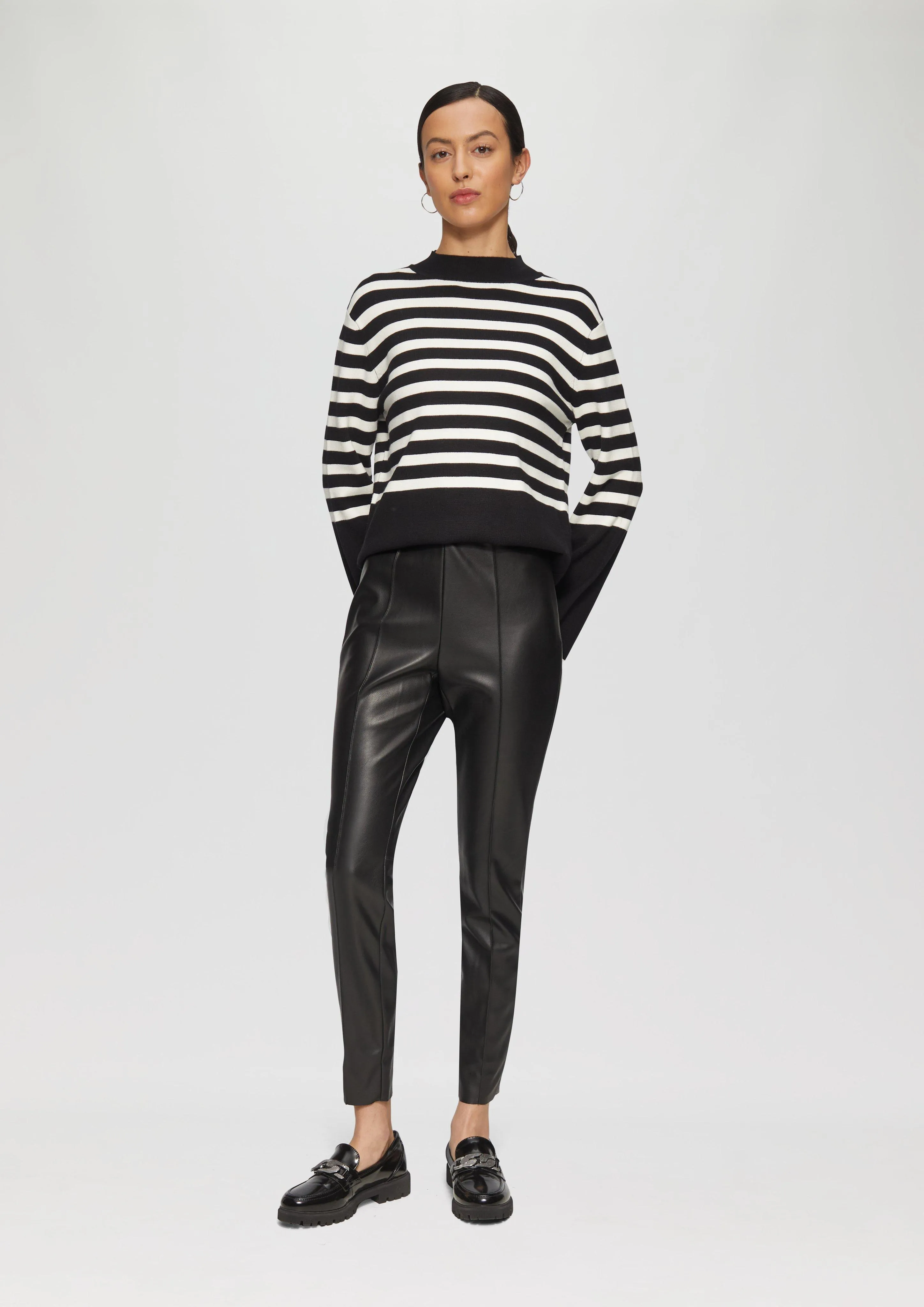 Extra slim fit: Faux leather leggings