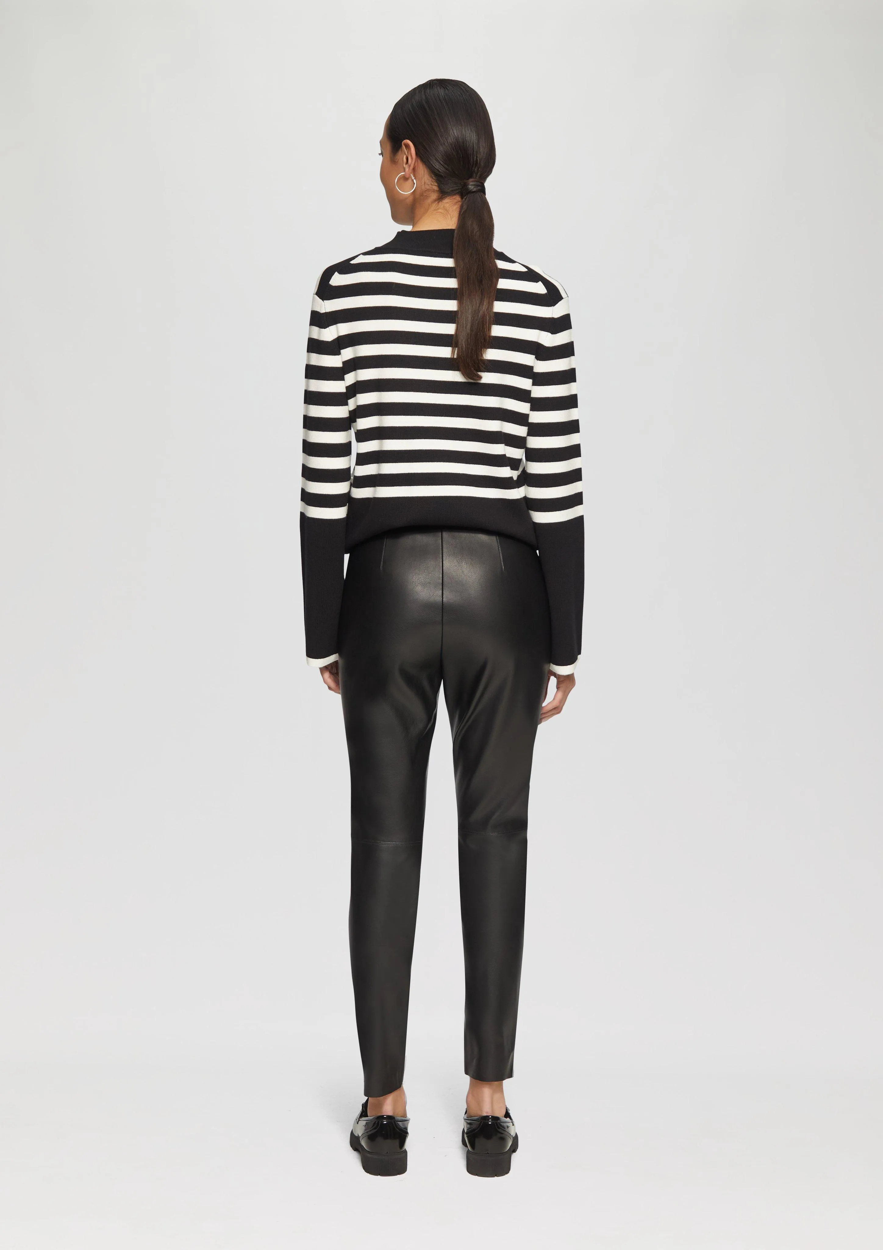 Extra slim fit: Faux leather leggings