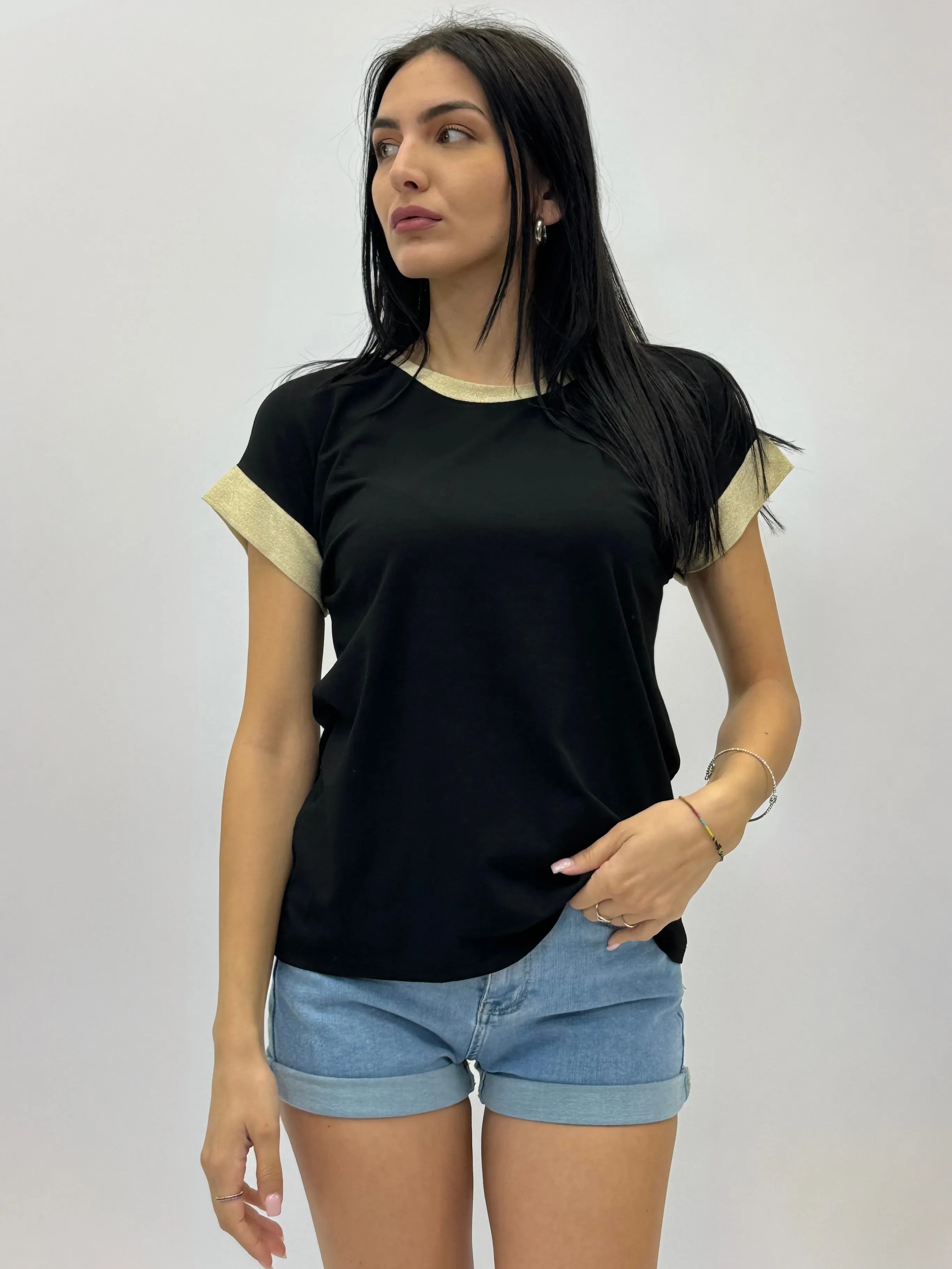 Maglia con dettaglio dorato sul collo