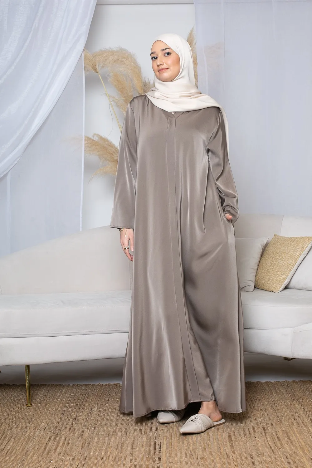 Vestido de raso chocolate con mangas anchas